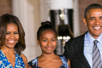 Barack e Michelle Obama condividono una nuova foto di famiglia rara in onore del 24 ° compleanno della figlia Sasha!