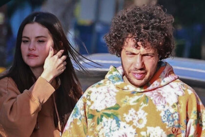 Selena Gomez è un appuntamento casual con il fidanzato Benny Blanco dopo aver avvolto la stagione 5 "Solo omicidi"