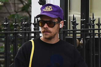 Harry Styles indossa corti rossi brillanti mentre fa commissioni a Londra
