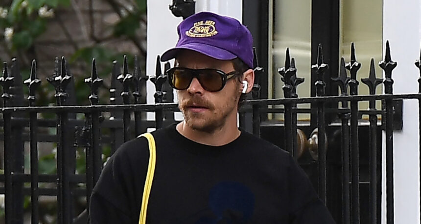 Harry Styles indossa corti rossi brillanti mentre fa commissioni a Londra