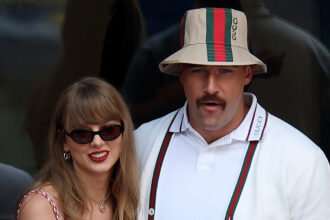 Taylor Swift e Travis Kelce si tengono per mano su un appuntamento a Palm Beach