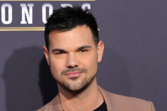 Concorrenti "DWTS": Taylor Lautner aggiunge carburante con il video di Jenna Johnson!