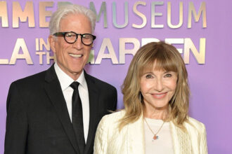Ted Danson rivela che la moglie Mary Steenburgen sta interpretando il suo interesse amoroso per la stagione 2 di "A Man On the Inside"!
