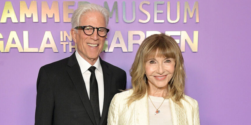 Ted Danson rivela che la moglie Mary Steenburgen sta interpretando il suo interesse amoroso per la stagione 2 di "A Man On the Inside"!