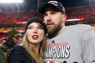 Travis Kelce ha individuato sostenere Taylor Swift in Sweet Move on Date Night