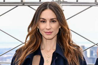 'Pretty Little Liars': Troian Bellisario rivela come la relazione di Ezra e Aria fosse quasi molto diversa