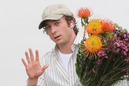 Jeremy Allen White condivide un'adorabile ragione per cui acquista sempre fiori