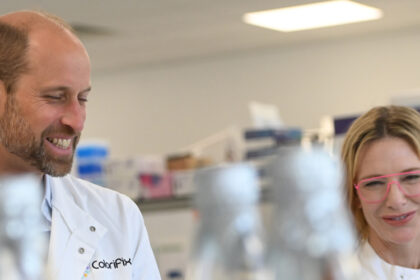 Prince William & Cate Blanchett Ottieni scientifico in visita congiunta al finalista del premio Earthshot Colifix