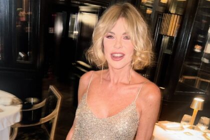 Alba Parietti è tornata single appena 3 mesi dopo il ritorno di fiamma col manager Fabio Adani: le foto della festa per i 64 anni a Roma senza di lui - Gossip.it