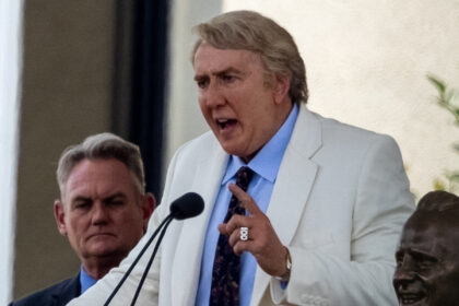 Nicolas Cage ricrea la cerimonia della Hall of Fame della NILDDEN NFL durante le riprese di un film biografico di "Madden"