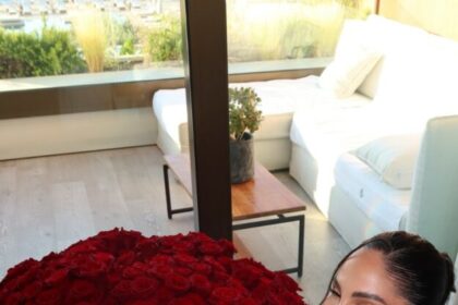 Giulia De Lellis incinta è raggiante per le rose di Tony Effe: lui gliele fa arrivare in Grecia per il loro primo anniversario, guarda - Gossip.it