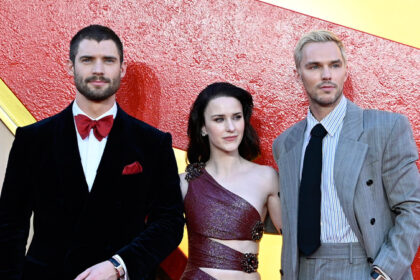 David Corenswet indossa una grande prua rossa per la premiere di Londra "Superman" con Rachel Brosnahan e Nicholas Hoult