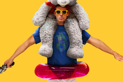 Channing Tatum indossa pantaloncini corti e piscina floatie sul poster del film "Roofman"