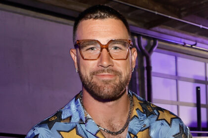 Travis Kelce rivela la parte "più difficile" del 2023 SNL Hosting Gig