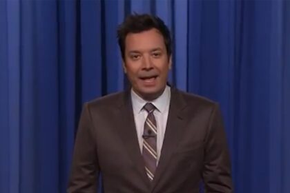 Greg Gutfeld parla del bar gay con Jimmy Fallon, evita la politica in "Tonight Show"