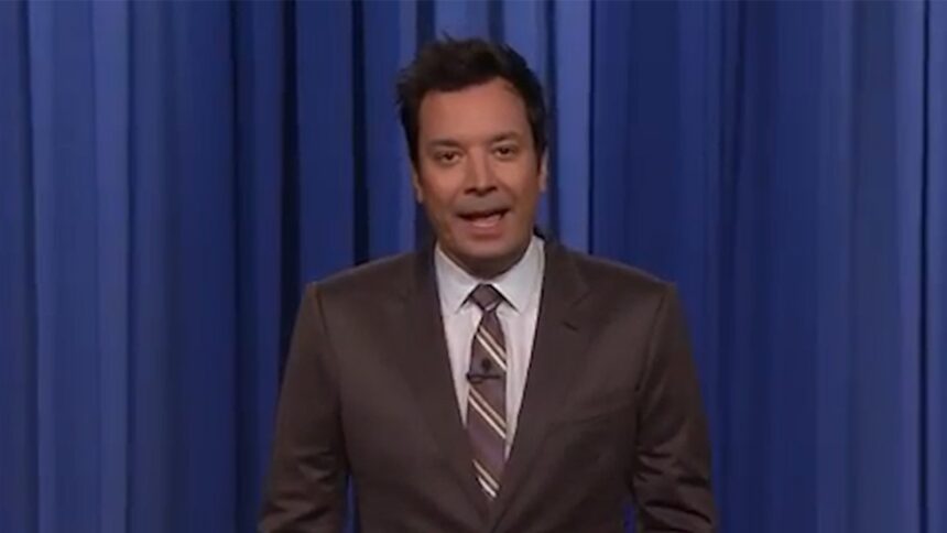 Greg Gutfeld parla del bar gay con Jimmy Fallon, evita la politica in "Tonight Show"