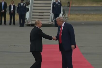 Trump saluta Putin in Alaska per il vertice storico