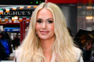 Rivelato il colore dei capelli naturali di Carrie Underwood