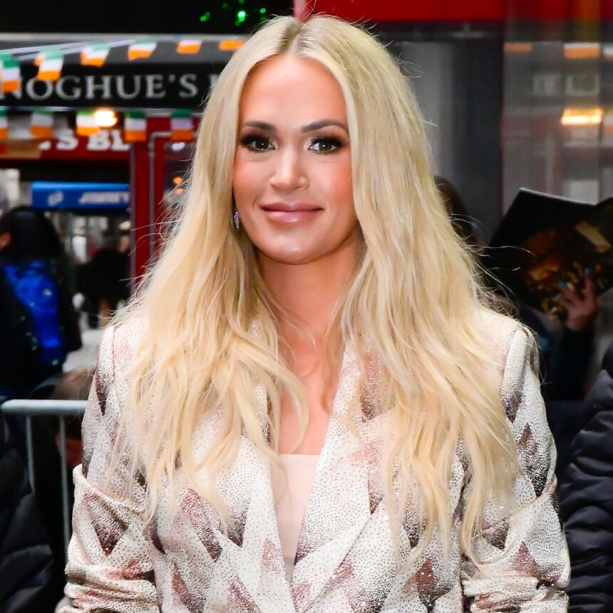 Rivelato il colore dei capelli naturali di Carrie Underwood