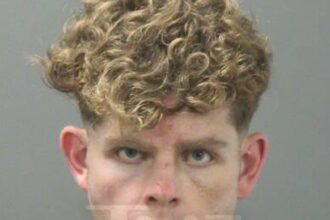 Il sospetto del doppio ricco dell'Arkansas aveva sangue sul viso dopo aver pugnalato la coppia, dicono i poliziotti