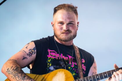 Zach Bryan brucia la bandiera sportiva da bar dopo la rottura di Brianna Chickenfry