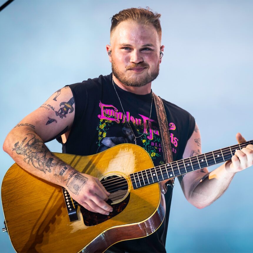 Zach Bryan brucia la bandiera sportiva da bar dopo la rottura di Brianna Chickenfry