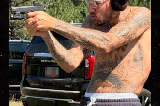 Justin Bieber spara pistole senza camicia