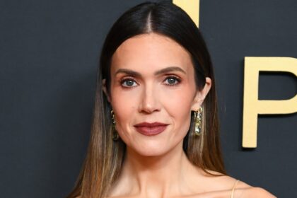 Mandy Moore, Taylor Goldsmith e 3 bambini in Family Vacation Photo