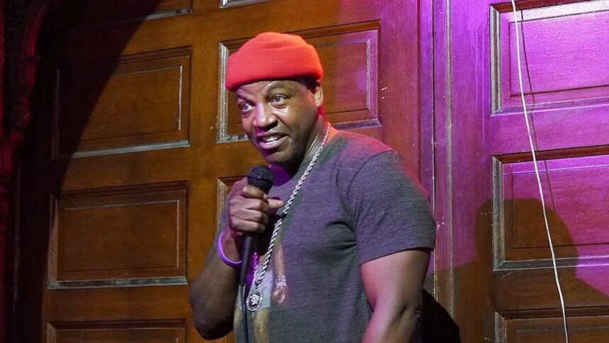 Il comico Reggie Carroll morto a 52 anni nelle riprese fatali