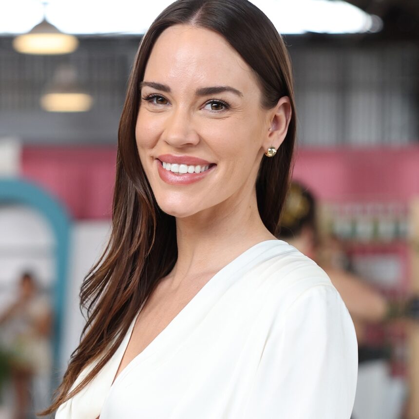 Christa B. Allen nel lasciare cult, romanticismo con leader