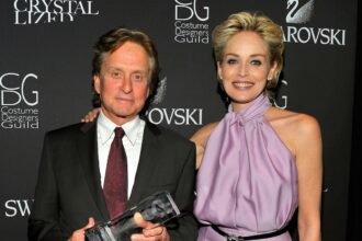 Michael Douglas reagisce a Sharon Stone che dettaglia l'argomento