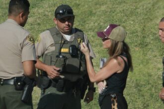 Denise Richards parla con i poliziotti dopo aver cercato di ottenere il cane dalla casa del marito estranea