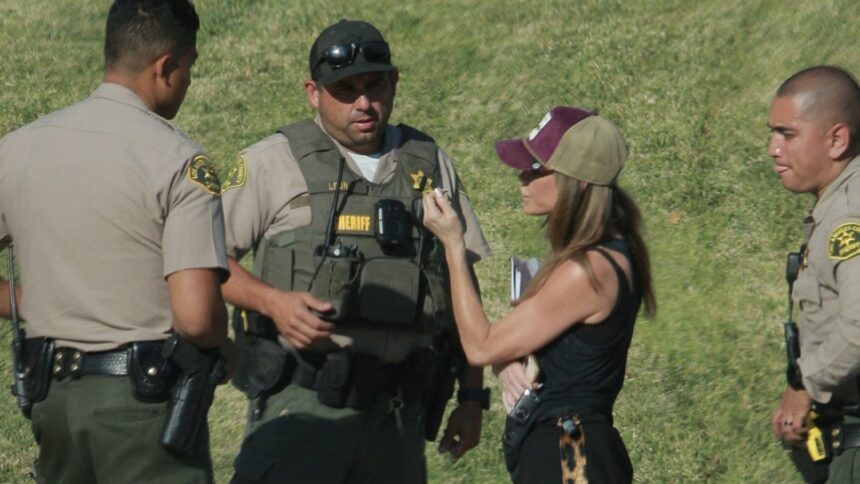 Denise Richards parla con i poliziotti dopo aver cercato di ottenere il cane dalla casa del marito estranea