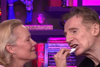 Pamela Anderson e Liam Neeson Condividi il momento del balsamo per le labbra con Andy Cohen