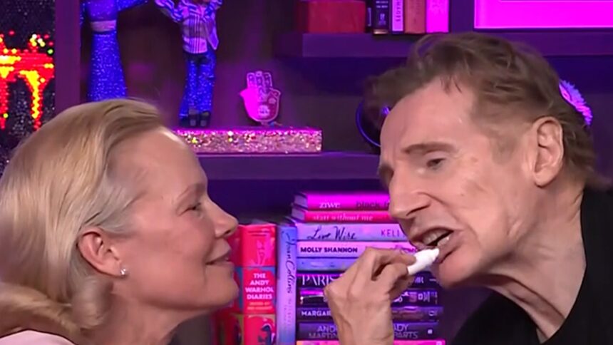 Pamela Anderson e Liam Neeson Condividi il momento del balsamo per le labbra con Andy Cohen