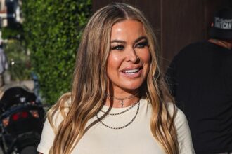 Carmen Electra dice che ha ottenuto il reggiseno trafitto dal capezzolo da Kim Kardashian