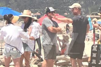 Meghan Markle e Prince Harry hanno colpito la spiaggia per le lezioni di surf di Archie