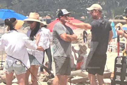 Meghan Markle e Prince Harry hanno colpito la spiaggia per le lezioni di surf di Archie