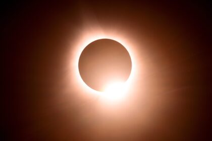 C'è un'eclissi il 2 agosto 2025? Quando vedere l'eclissi solare - Hollywood Life