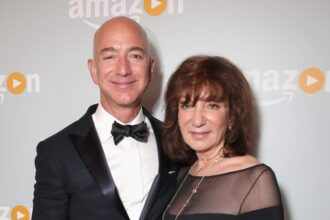 Chi era Jackie Bezos? Tutto da sapere sulla defunta madre di Jeff Bezos - Hollywood Life