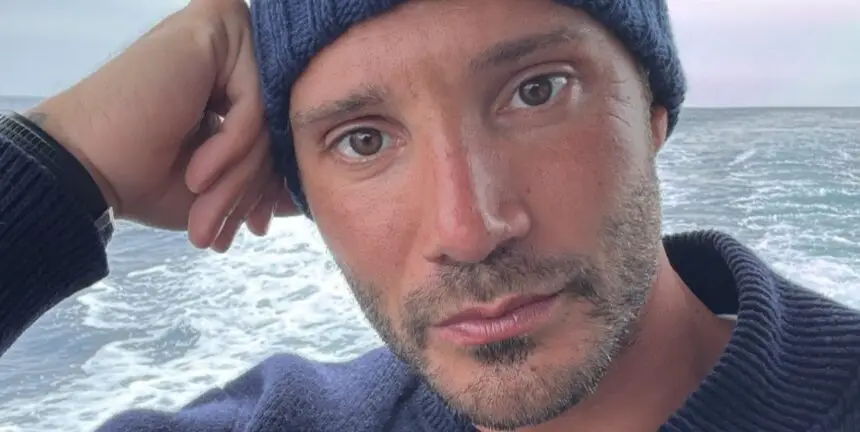 Stefano De Martino avvertito del video intimo da un follower che lo ha riconosciuto dai tatuaggi: i dettagli - Gossip.it