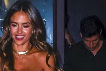 Jessica Alba e il nuovo fidanzato Danny Ramirez prendono la cena con i suoi amici a New York City