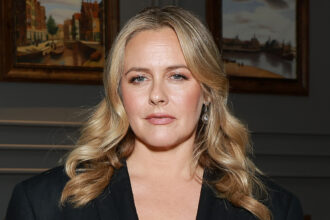 Alicia Silverstone prende in giro "Evolved" Cher nella serie di riavvio "Clueless"