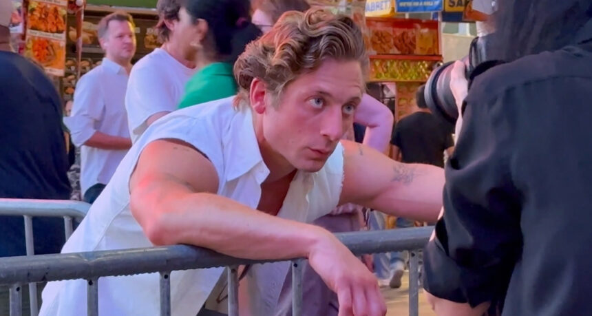 Jeremy Allen White mostra i suoi muscoli che pubblicano per il servizio fotografico a Times Square