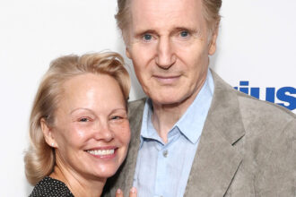 La cronologia delle relazioni complete di Pamela Anderson e Liam Neeson: dalle scintille sul set al PDA del tappeto rosso