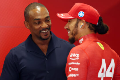 Anthony Mackie chiacchiera con Lewis Hamilton della F1 al Grand Prix ungherese dopo il debutto della stagione 2 di "Twisted Metal"
