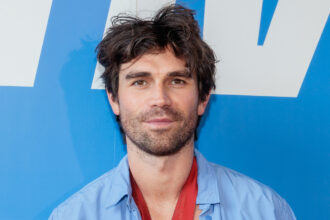 KJ Apa parla della sobrietà, crediti come padre per averlo salvato la vita