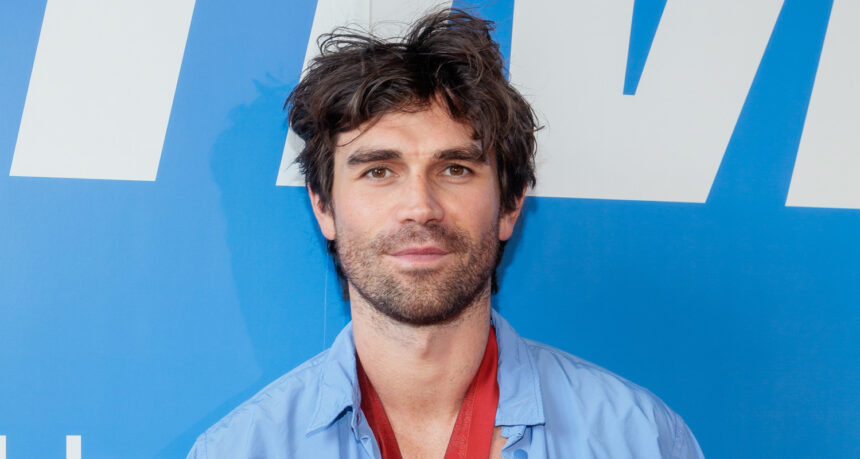 KJ Apa parla della sobrietà, crediti come padre per averlo salvato la vita