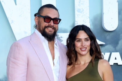 Adria Arjona celebra il compleanno del fidanzato Jason Momoa e il rilascio del suo nuovo spettacolo "Chief of War"