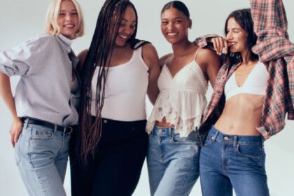 Jeans Abercrombie & Fitch per $ 45, fino al 50% di sconto sul denim durante la vendita